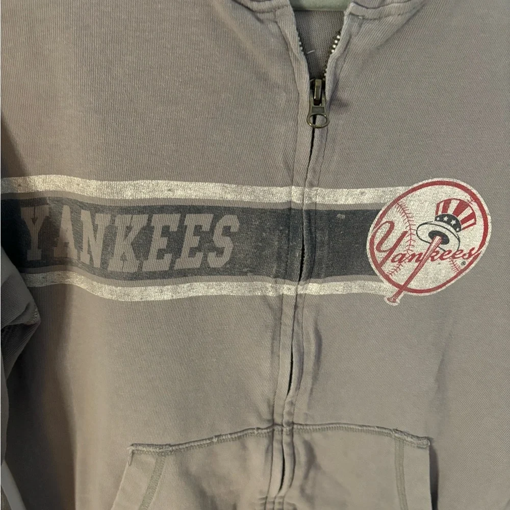 Forty Seven Brand Boys Gray New York Yankees Hooded Zip-Up‎ Jacker Size XL